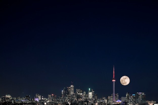 Super Toronto's Supermoon. (Photo credit: R. Gottardo)